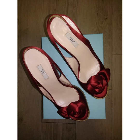 Prada heels. - Picture 2 of 8